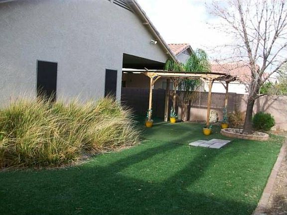 Back yard w/patio