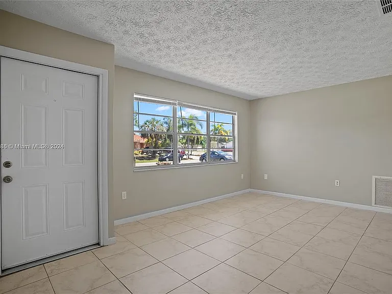 170 NW Curry St — Photo 11