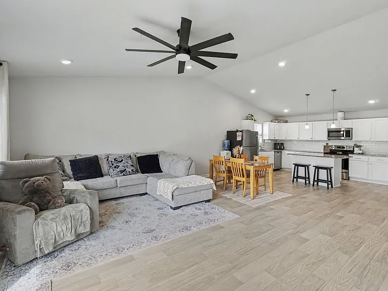 202 Creek Pointe Cir — Photo 4