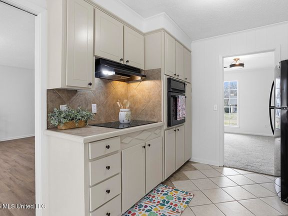 5th image of 705 Pinehurst St