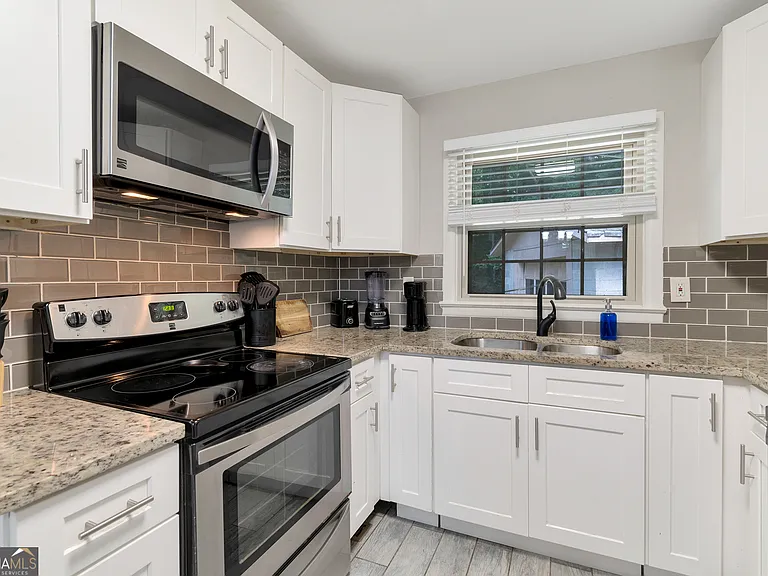 240 Lake Dr — Photo 7