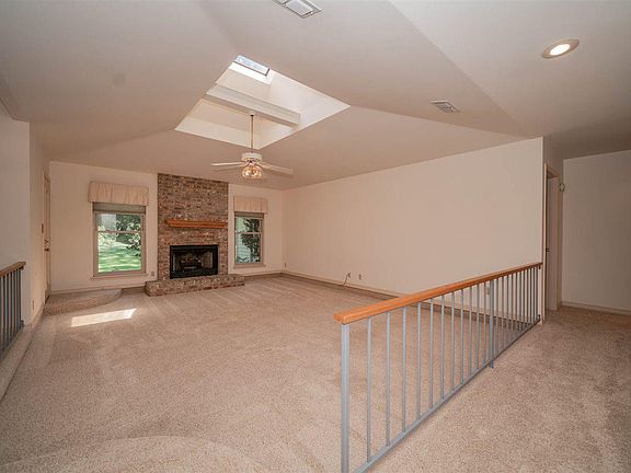 4th image of 1002 Deer Park Ct
