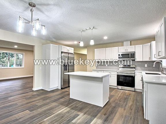 4th image of 10712 NE 96th St