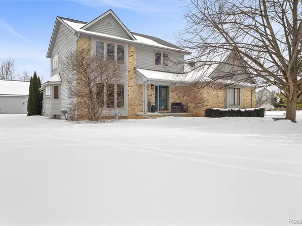 6083 Chatham Ct, Grand Blanc, MI 48439