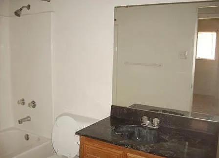 403 W Avenue D #B — Photo 5