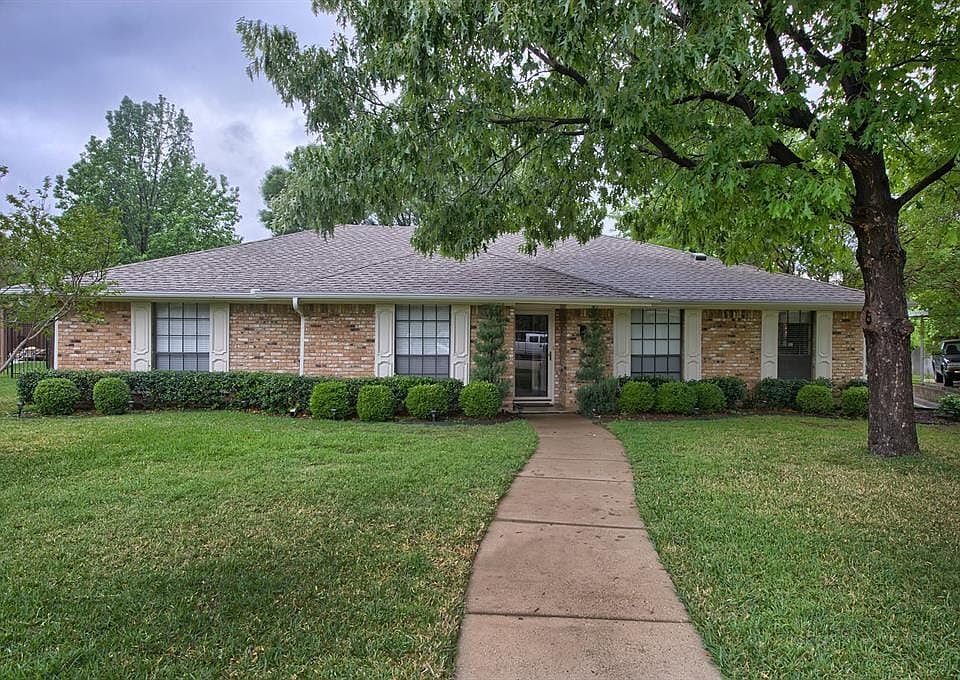 1st image of 954 Crestwood Cir