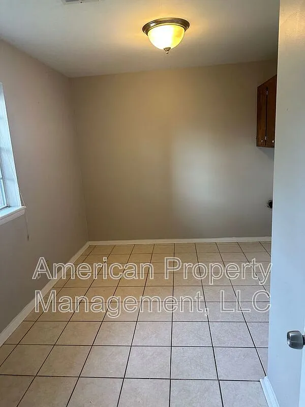 3 bed, 2.0 bath, 1870 sqft, $1,700 — Photo 3
