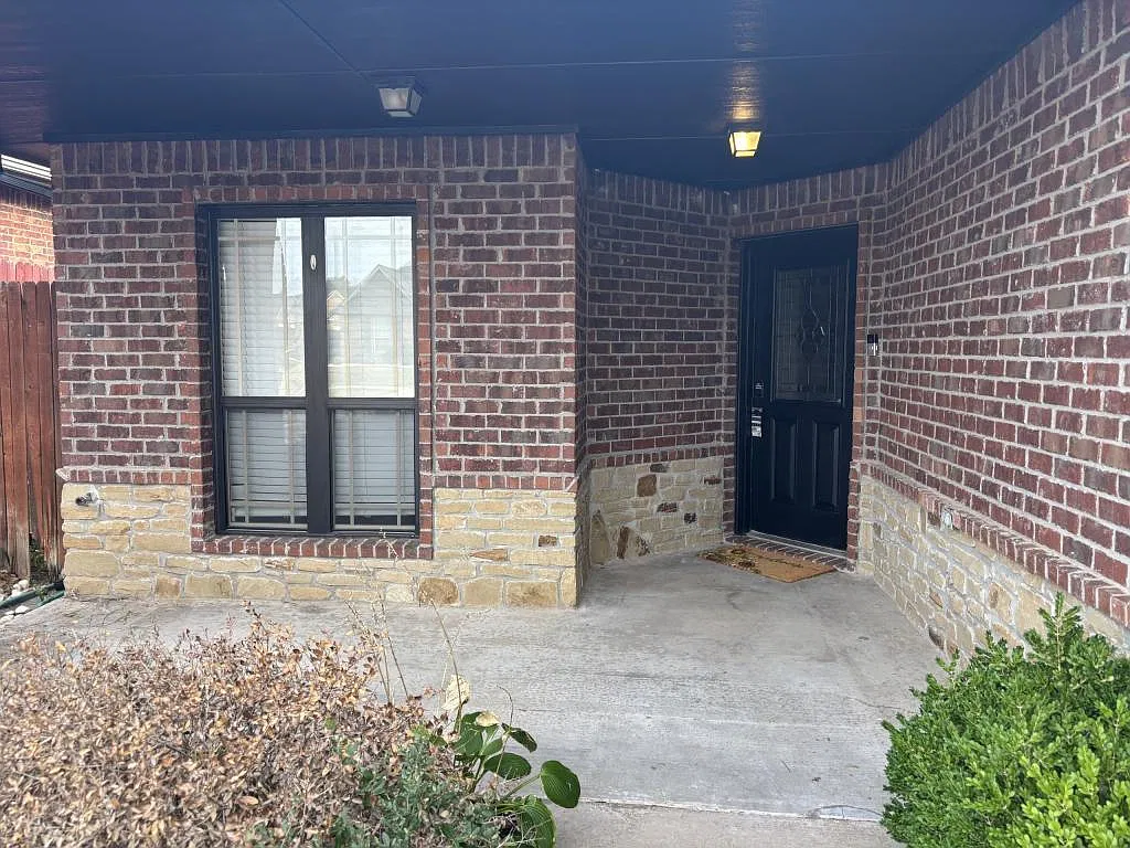 5704 NW Valor Ave — Photo 3