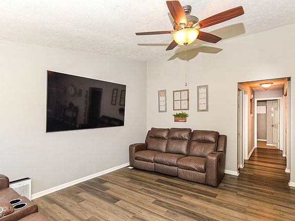 3rd image of 3608 Valley Lake Dr