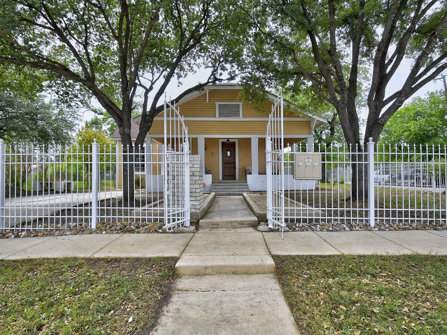 1246 Waverly Ave — Photo 2
