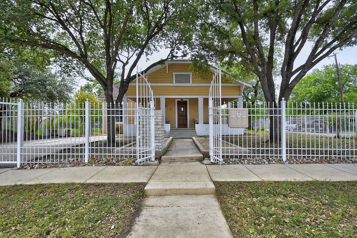 Building Photo - 1246 Waverly Ave #101