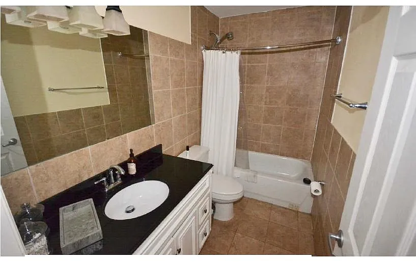 Building Photo - 5726 McPherson Ave #2E