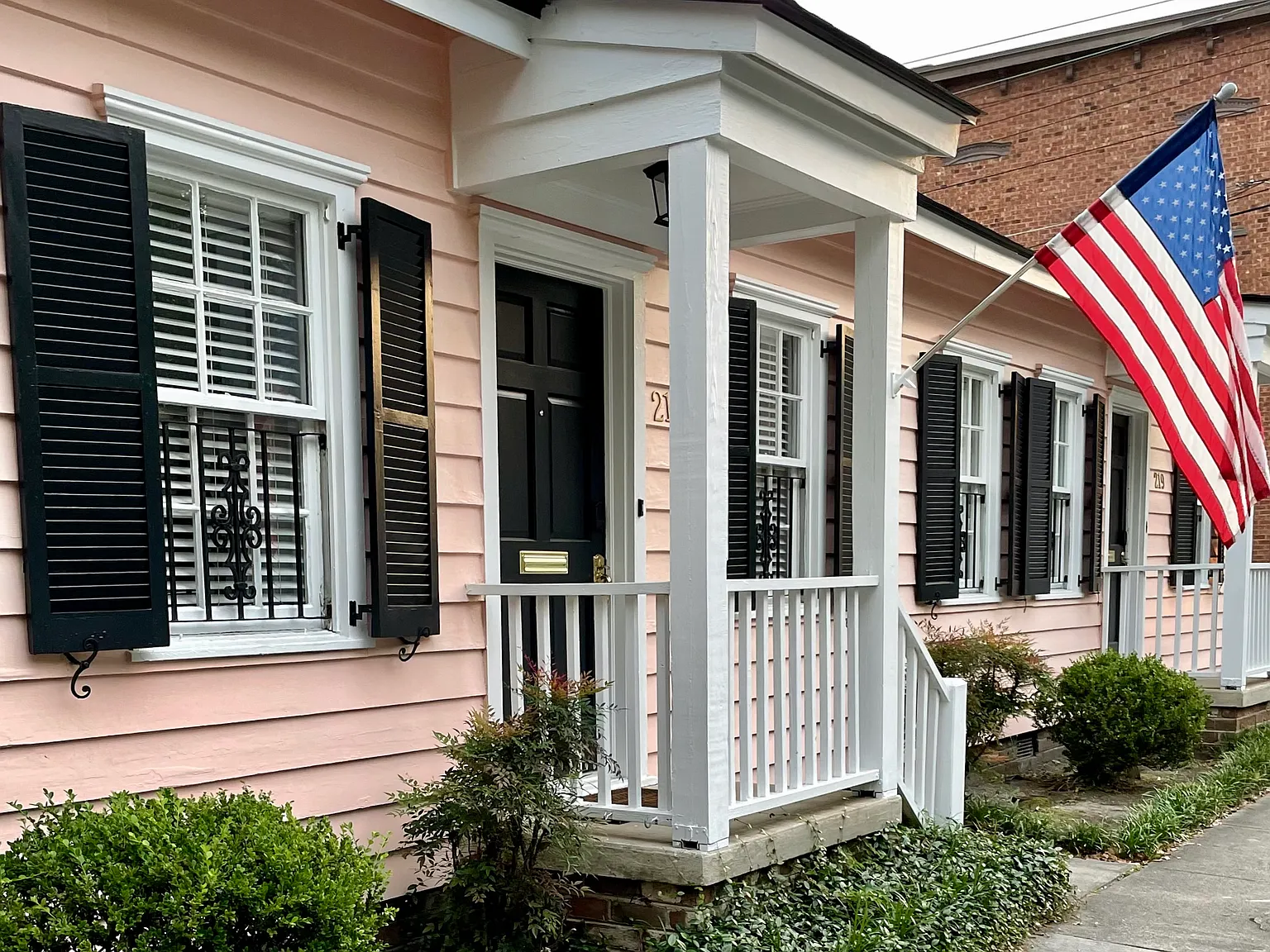 215 W Taylor St — Photo 1