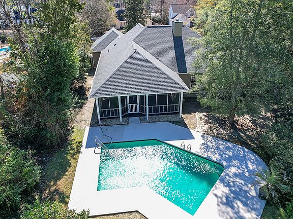 4th image of 2410 Riverside Dr