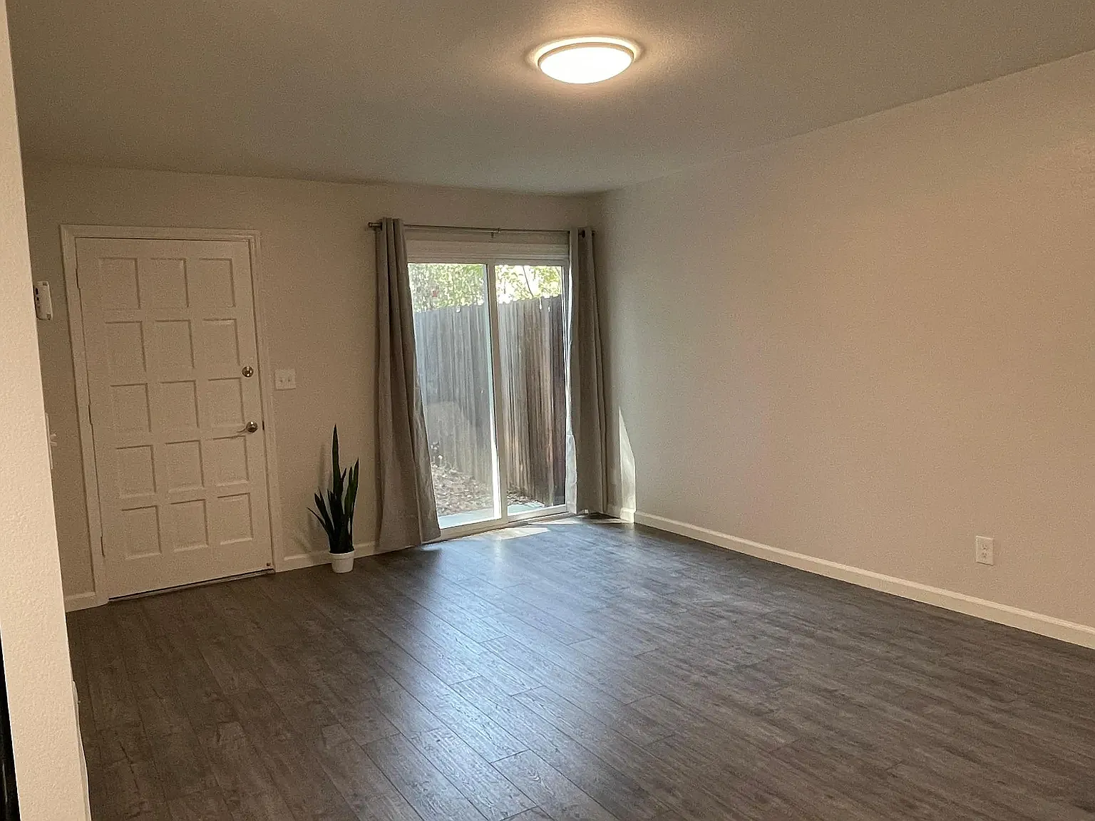 4 bed, 2.5 bath, 1328 sqft, $3,600 — Photo 2