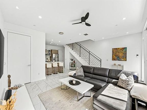 4th image of 1034 NE 18th Ave
