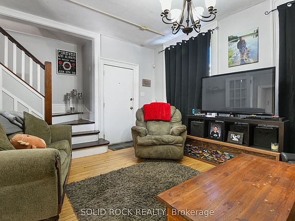 5th image of 28 Wilson St W