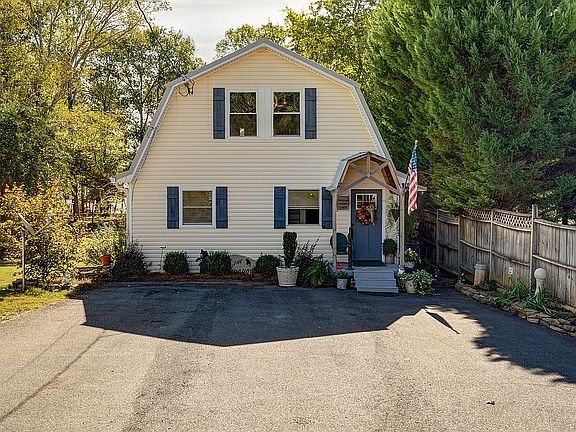 4th image of 92 Overlook Ct