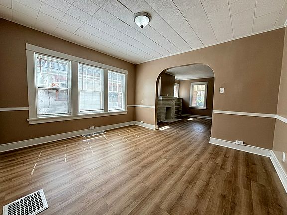 2nd image of 2322 Eastview Ave #2322