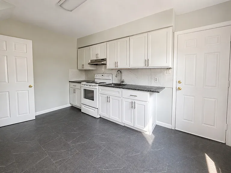 2601 N Sartain St — Photo 5