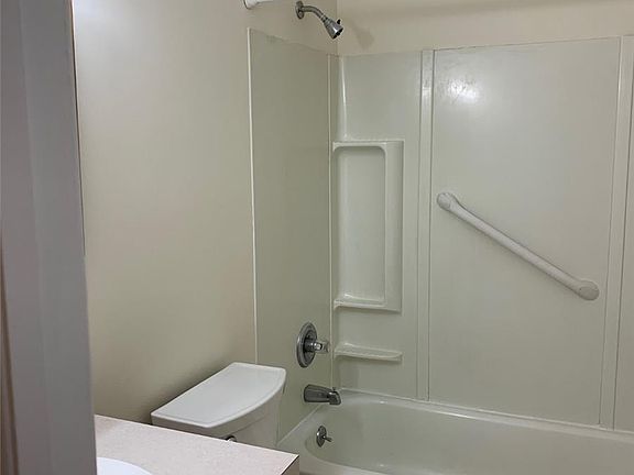 5th image of 101 Sylvan Ave APT 86