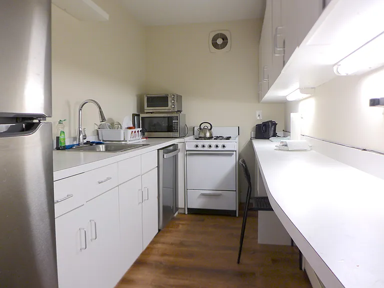 989 Memorial Dr — Photo 7