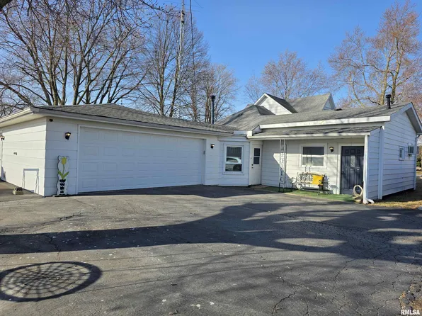 660 N 3rd St, Girard, IL 62640
