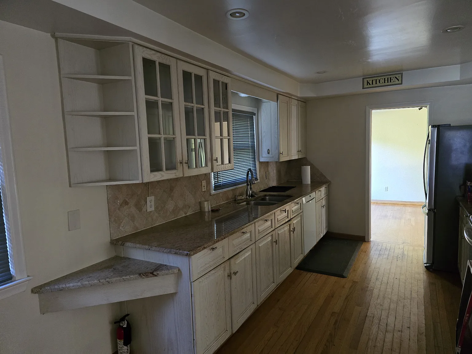 3 bed, 1.5 bath, 1820 sqft, $2,950 — Photo 4