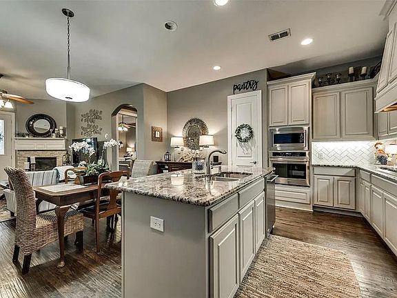 2nd image of 3013 Martello Ln