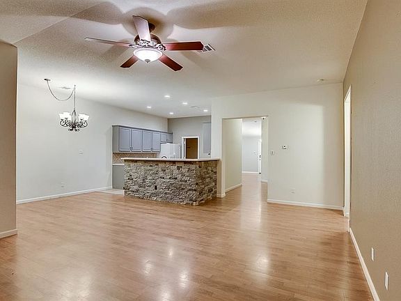 5th image of 136 Greenbrier Dr