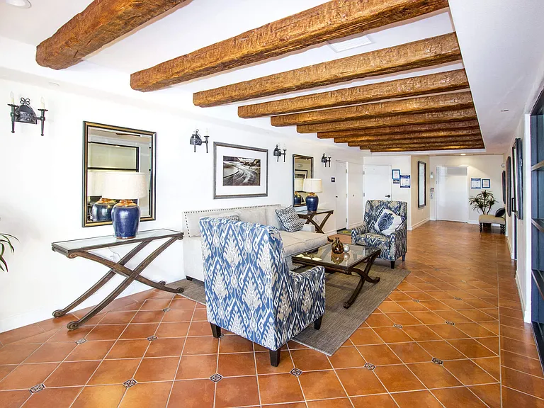 Le Blanc Apartments — Photo 9