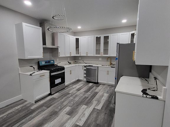 3rd image of 12 E Saint Clair St