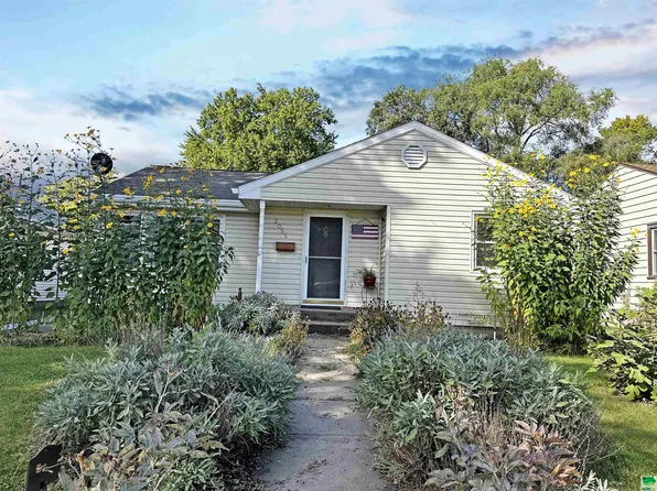 3055 Rebecca St, Sioux City, IA 51103