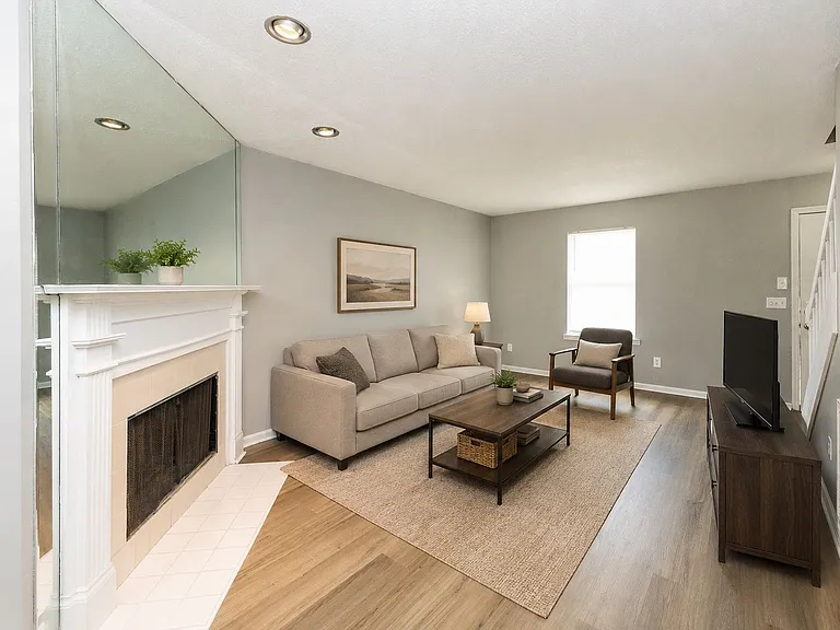 2827 Dayton Blvd #6 — Photo 1