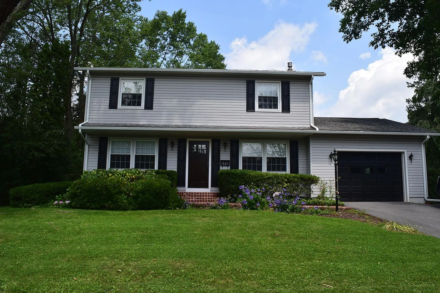 4 bed, 1.5 bath, 2454 sqft, $1,900 — Photo 1