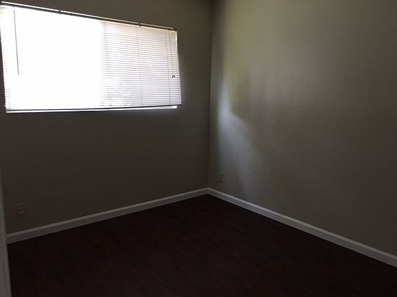 5th image of 412 E Washington Ave APT 4