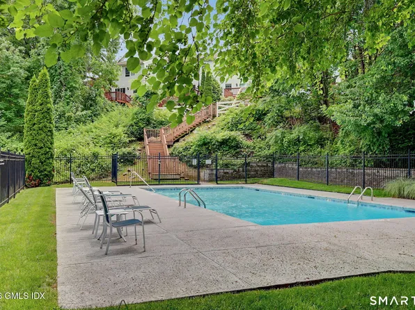 12 Camelot Dr APT E1, Norwalk, CT 06850