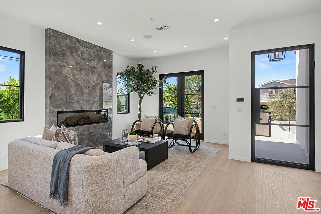 5 bed, 5.5 bath, 3954 sqft, $25,000 — Photo 4