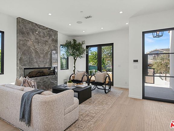 4th image of 16011 Miami Way