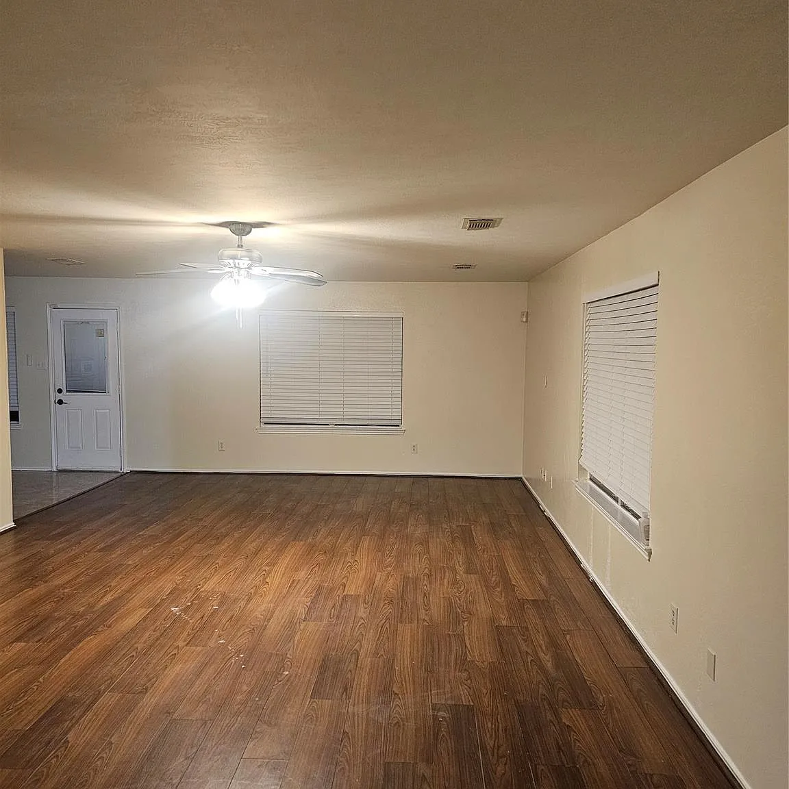 4 bed, 2.5 bath, 2220 sqft, $2,100 — Photo 4