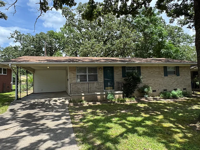 10 La Vista Dr — Photo 1
