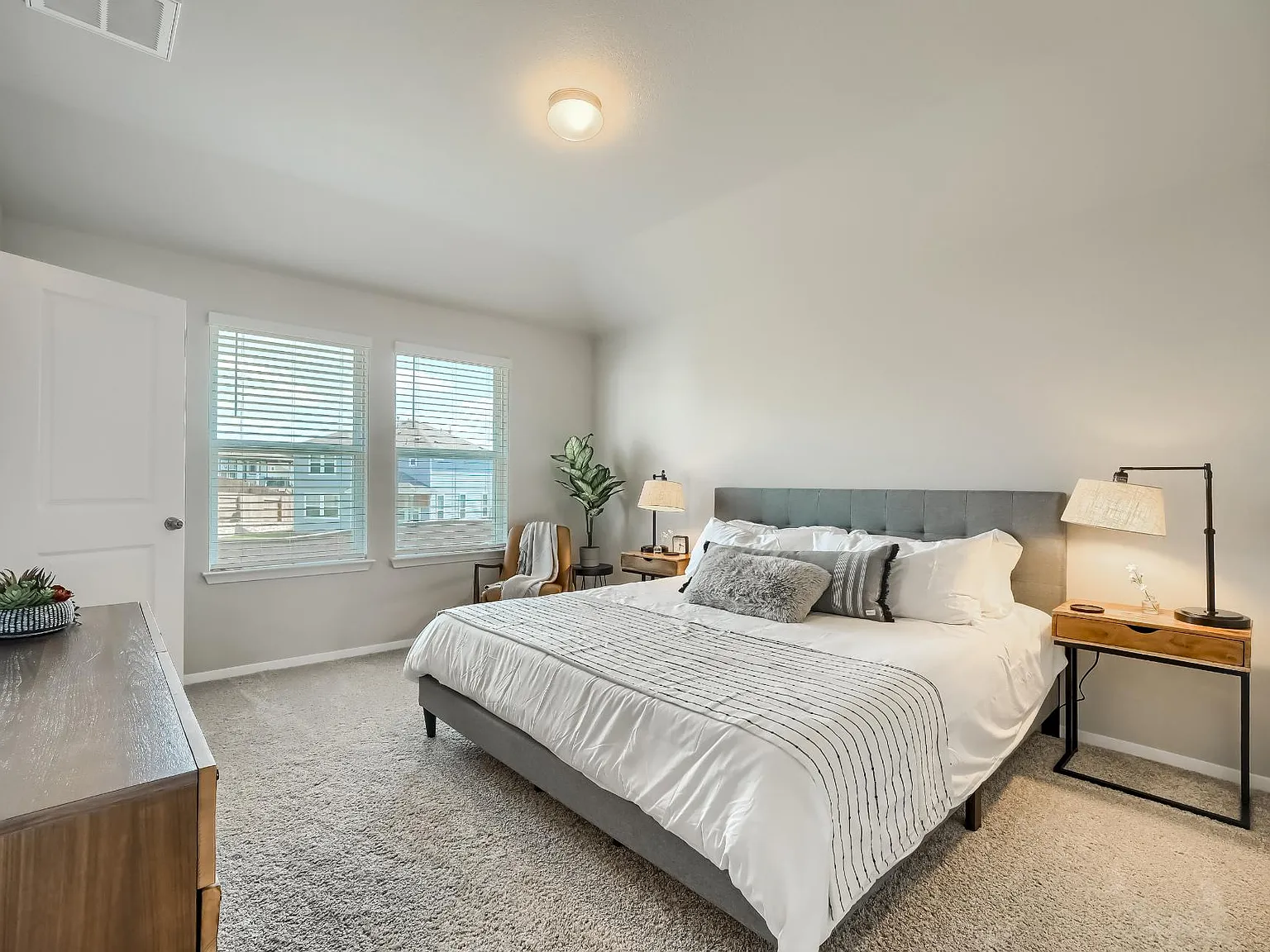 3 bed, $5,500 — Photo 2