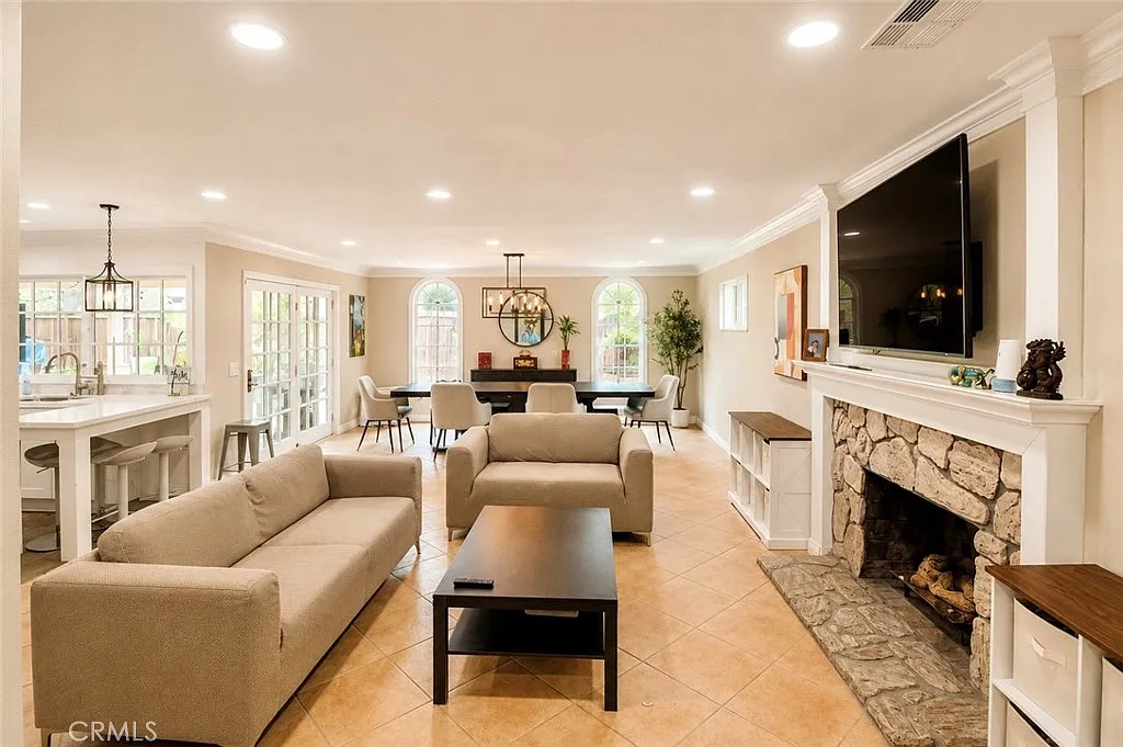 3 bed, 2.5 bath, 2242 sqft, $4,900 — Photo 2