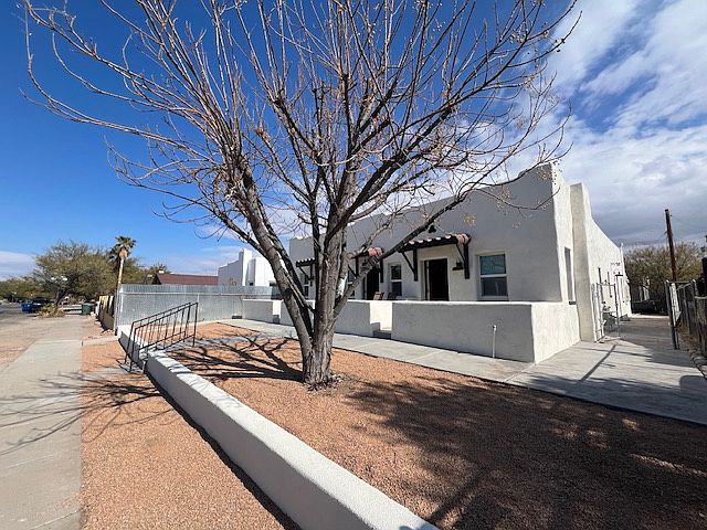 10 minutes walking distance to downtown and 2 minute walking distance to 5 Points coffee shop, restaurants and a local bakery.