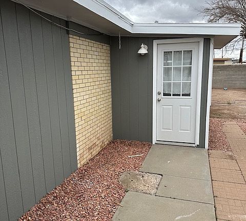 Backdoor entrance into mudroom