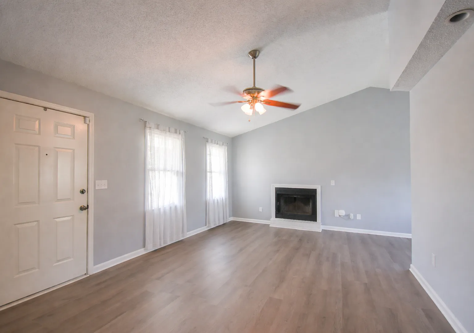 Coming Soon-One Months Rent FREE- 3 Bedroom 2 Bathroom- Pets Considered — Photo 3