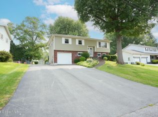 21 Fairlawn Dr, Latham, NY 12110