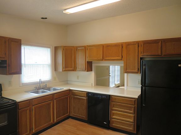 4th image of 409 Eagle Brook Dr