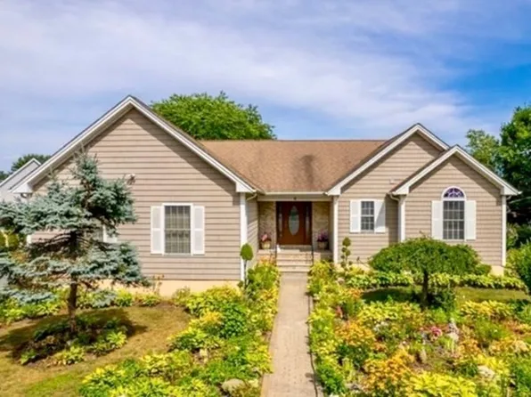6 Wilbur Ct, Dartmouth, MA 02747