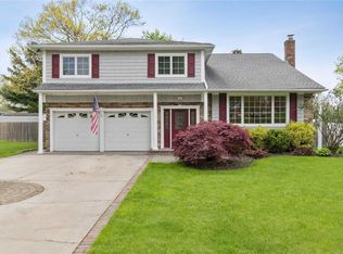 18 Algonquin Ln, Commack, NY 11725